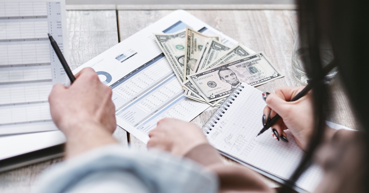 How to Share a Use of Funds Plan With Investors visual guide